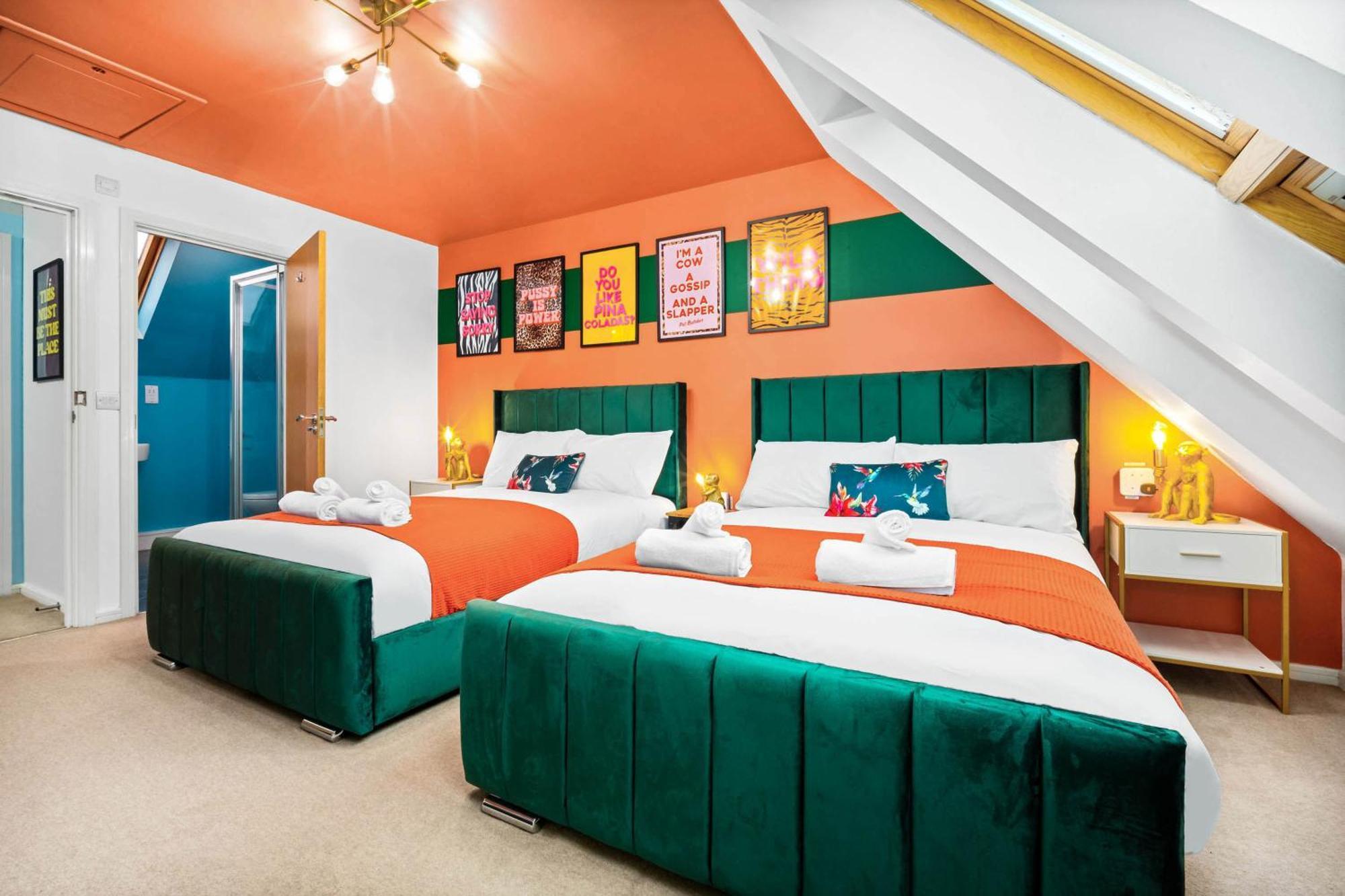 Stylish Manchester 4 Bed House W/Garden ✘ Sleeps 9 - Salford ☆ Free Parking → Smart Tvs In Every Bedroom ☆ Free Netflix & Ultra Fast Wifi ✪ 6 Min To City Centre, Close To Trafford Centre, Etihad Stadium, Manchester Arena, Clubs & More! Екстериор снимка